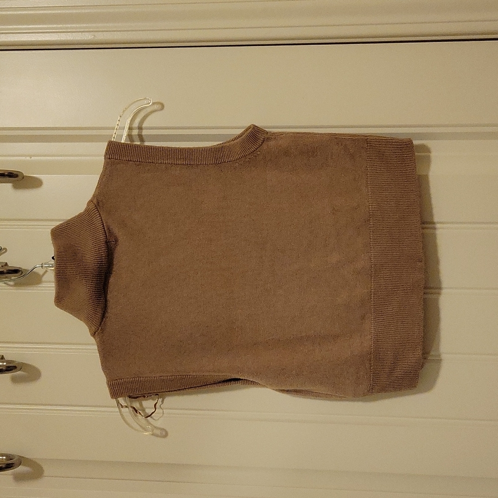 Brown/Tan Sleeveless Mockneck Shirt
